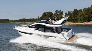 lancha Express Cruiser com motor de centro