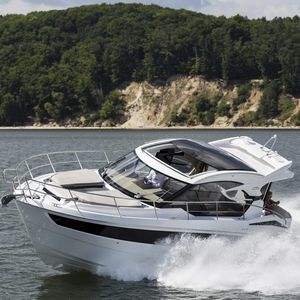 lancha Express Cruiser com motor de centro