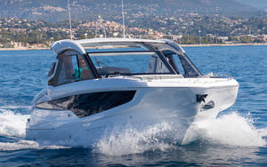 lancha Express Cruiser com motor de popa 1