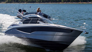 lancha Express Cruiser com motor de centro