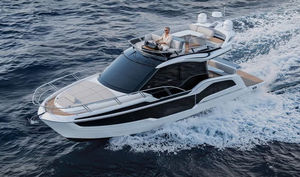 lancha Express Cruiser com motor de centro