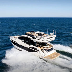 lancha Express Cruiser com motor de centro