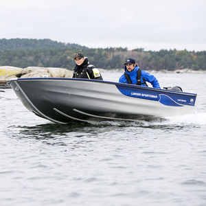 bote com motor de popa