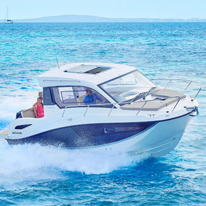 lancha Cabin Cruiser com motor de popa