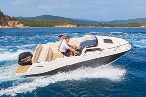 lancha Day Cruiser com motor de popa
