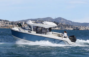 barco de pesca-passeio com motor de popa