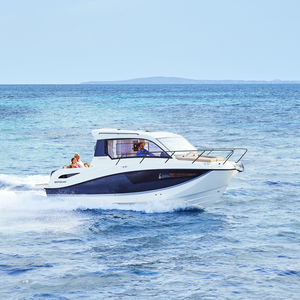 lancha Cabin Cruiser com motor de centro