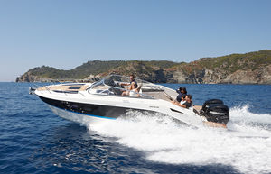 lancha Cabin Cruiser com motor de popa