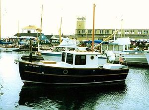 lancha Cabin Cruiser com motor de centro / com hard-top / em madeira / clássica
