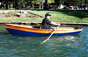 barco tradicional a remo de caça