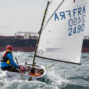 barco de vela ligeira Optimist
