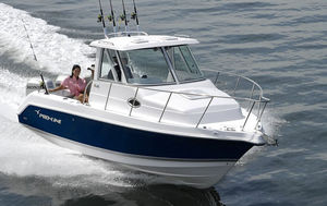 lancha Cabin Cruiser com motor de popa