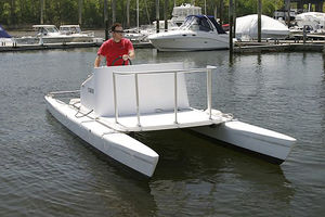 lancha de console central catamarã / com motor de popa / com console central / máx. 8 pessoas
