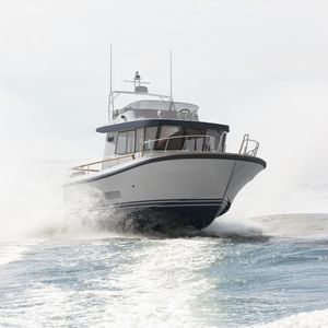 lancha Express Cruiser com motor de centro