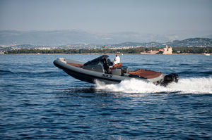 barco inflável com motor de centro / semirrígido / com console central / máx. 14 pessoas