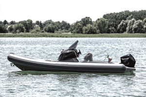 barco inflável com motor de popa