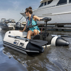 barco inflável com motor de popa