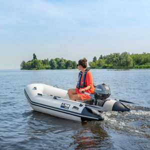 barco inflável com motor de popa