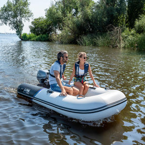 barco inflável com motor de popa