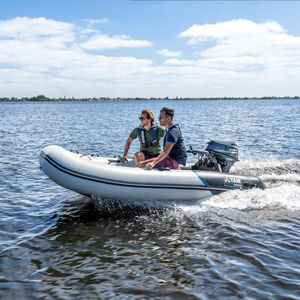 barco inflável com motor de popa