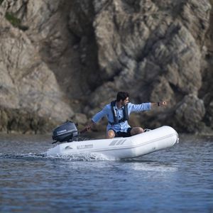 barco inflável com motor de popa