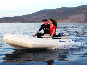 barco inflável com motor de popa