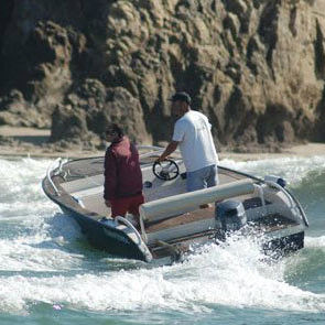 lancha de console central com motor de popa / com console lateral / de pesca esportiva / máx. 4 pessoas
