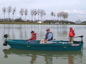 bote auxiliar com motor de popa
