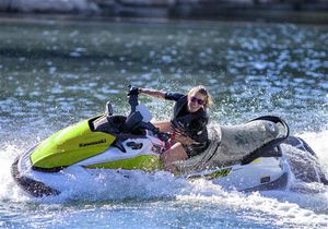 jet-ski sentado