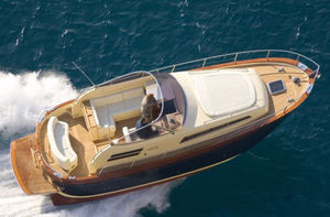 lancha Express Cruiser com motor de centro
