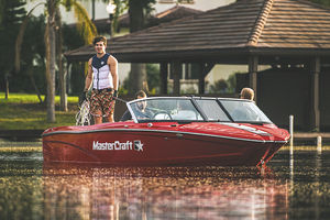 deck-boat com motor de centro / com console dupla / de wakeboard / para esqui aquático