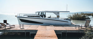 lancha Express Cruiser com motor de centro