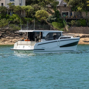 lancha Express Cruiser com motor de centro
