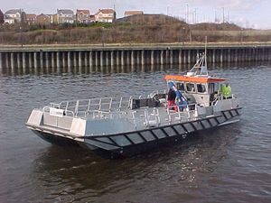 barco de combate à poluição