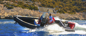 barco inflável com motor de popa
