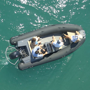 barco inflável com motor de popa