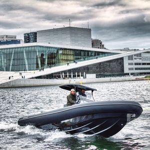barco inflável com motor de popa