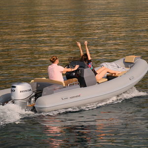 barco inflável com motor de popa