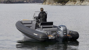 barco inflável com motor de popa