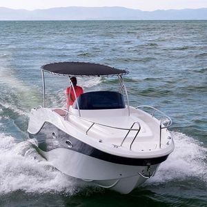 lancha Cabin Cruiser com motor de popa