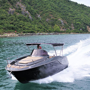 lancha Cabin Cruiser com motor de popa