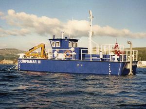 barco de combate à poluição