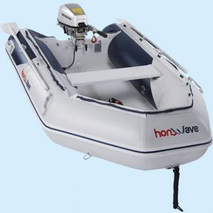 barco inflável com motor de popa