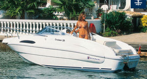 lancha Day Cruiser com motor de centro