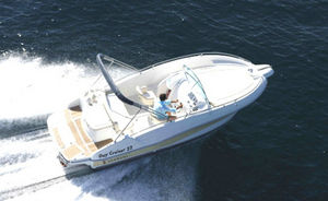 lancha Cabin Cruiser com motor de centro