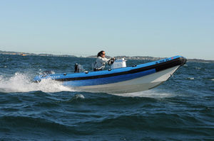 barco inflável com motor de popa