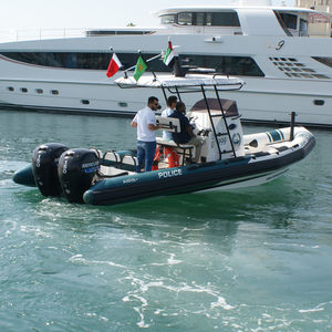 barco inflável com motor de popa