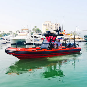 barco inflável com motor de popa