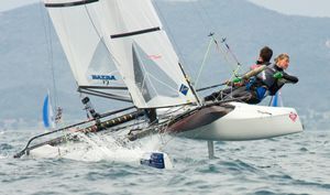 catamarã esportivo de regata / para dois tripulantes / com dois trapézios / spinnaker assimétrico
