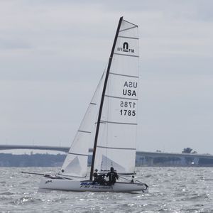 catamarã esportivo de regata / para dois tripulantes / com dois trapézios / spinnaker assimétrico